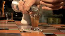 Кадр из Алкогольные коктейли: Коктейль «Бычий кайф» (видеорецепт)