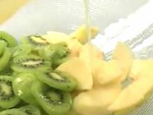 Кадр из Салаты: Куриный салат с киви (видеорецепт)