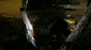 Кадр из "ВАЗ" врезался в дерево после столкновения с Mazda на востоке Москвы
