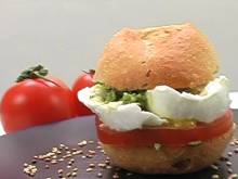Бутерброды: Булочка с песто, помидорами и сыром (видеорецепт)