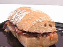 Кадр из Бутерброды: Копченая телятина с соусом (видеорецепт)
