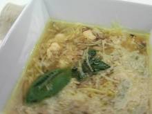 Кадр из Супы: Суп с курицей, грибами и пастой (видеорецепт)