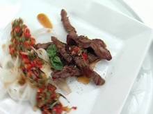 Кадр из Готовим на сковороде: Мясо страуса с рисовой лапшой и базиликом (видеорецепт)