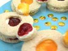 Кадр из Десерты: Короны из клубники и абрикоса (видеорецепт)