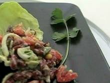 Кадр из Салаты: Красная фасоль с авокадо и помидорами (видеорецепт)