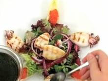 Низкокалорийные рецепты: Горячий салат с кальмаром (видеорецепт)
