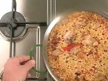Кадр из Горячие блюда: Паэлья с говядиной и курицей (видеорецепт)