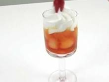 Кадр из Коктейли: Чай со льдом и лимонной пеной (видеорецепт)
