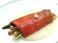 Кадр из Закуски: Рулет из красного перца (видеорецепт)