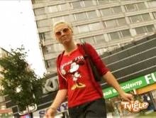 Кадр из Street fashion: Цветные кроссовки Марины